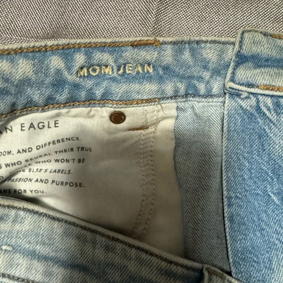 American Eagle Outfitters Light Blue Distressed Jeans - Picture 5 of 5